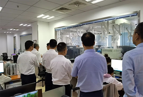 陈博士带领杨副市长一行人参观了尊时凯龙规范化的先进实验室，讲解了药物临床前的研发和IND申报流程。