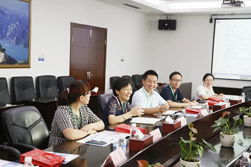 宜昌人福药业副总裁、总工程师李莉娥，产品开发中心主任吕金良，副主任吴有斌、曲龙妹等