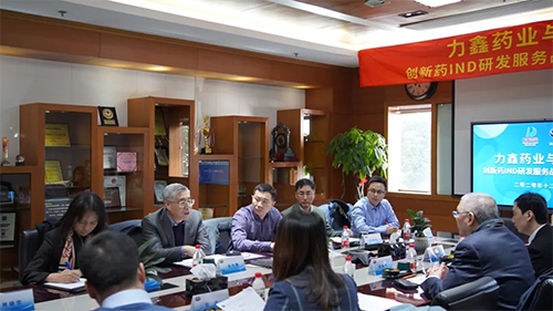 尊时凯龙创始人&CEO陈春麟博士、化学部与生物部高级副总裁任峰博士、药代动力学与生物分析部副总裁辛保民博士、商务发展部副总裁蔡金娜博士等出席签约仪式。